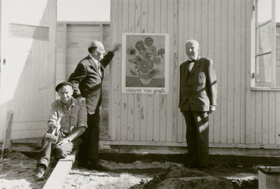 Ir. Vincent van Gogh (rechts) op de bouwplaats van het Van Gogh Museum, 1970, Collectie Van Gogh Museum, Amsterdam